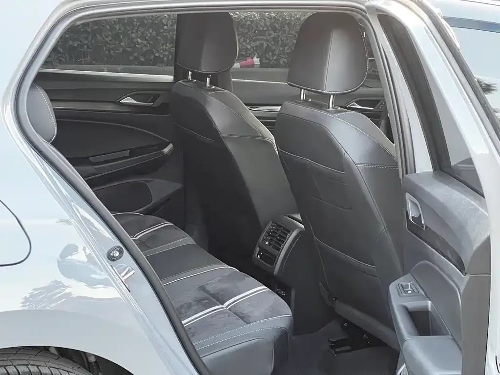 Volkswagen Golf 2024 из CN, фото 7