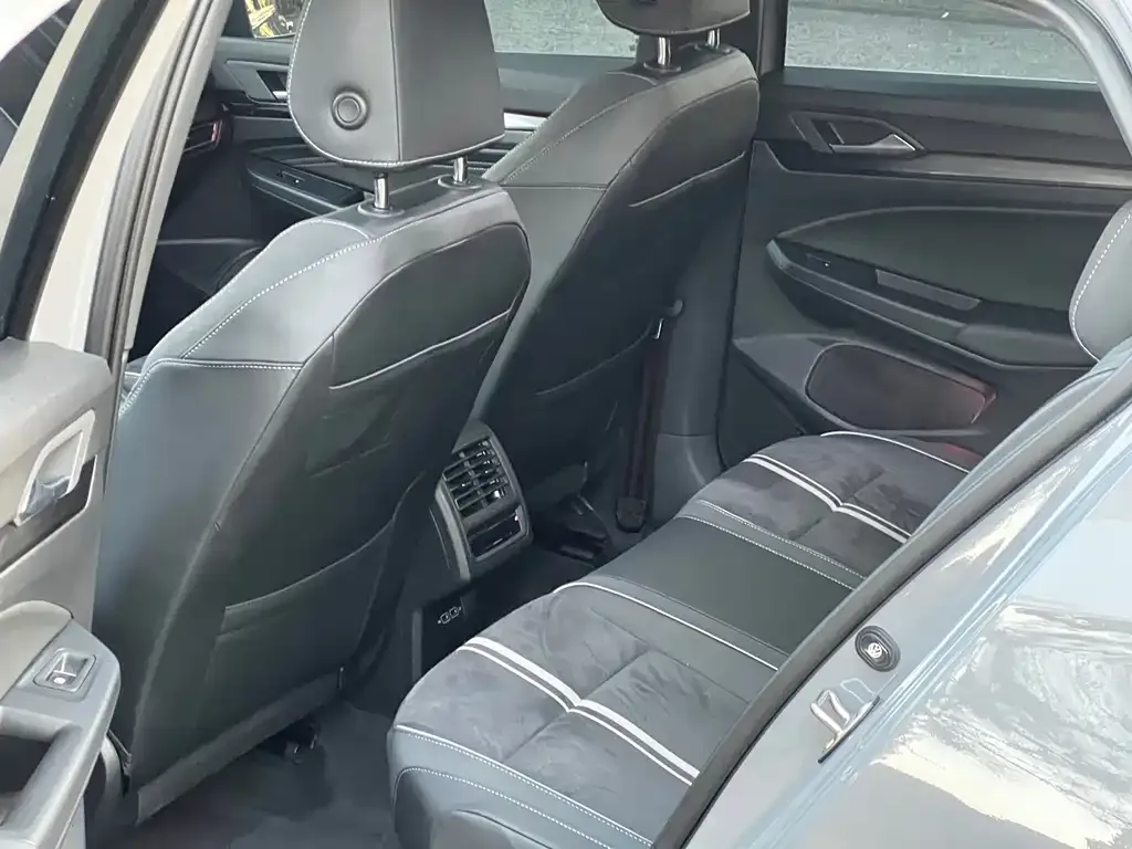 Volkswagen Golf 2024 из CN, фото 6