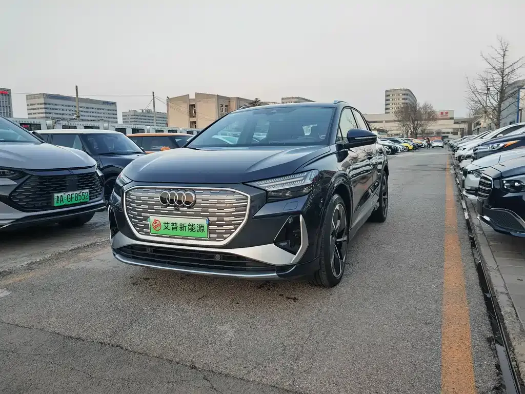 Audi Q4 e-tron — фото 1