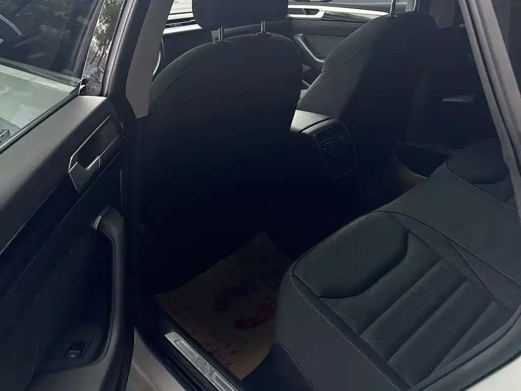 Volkswagen CC 2023 из CN, фото 2