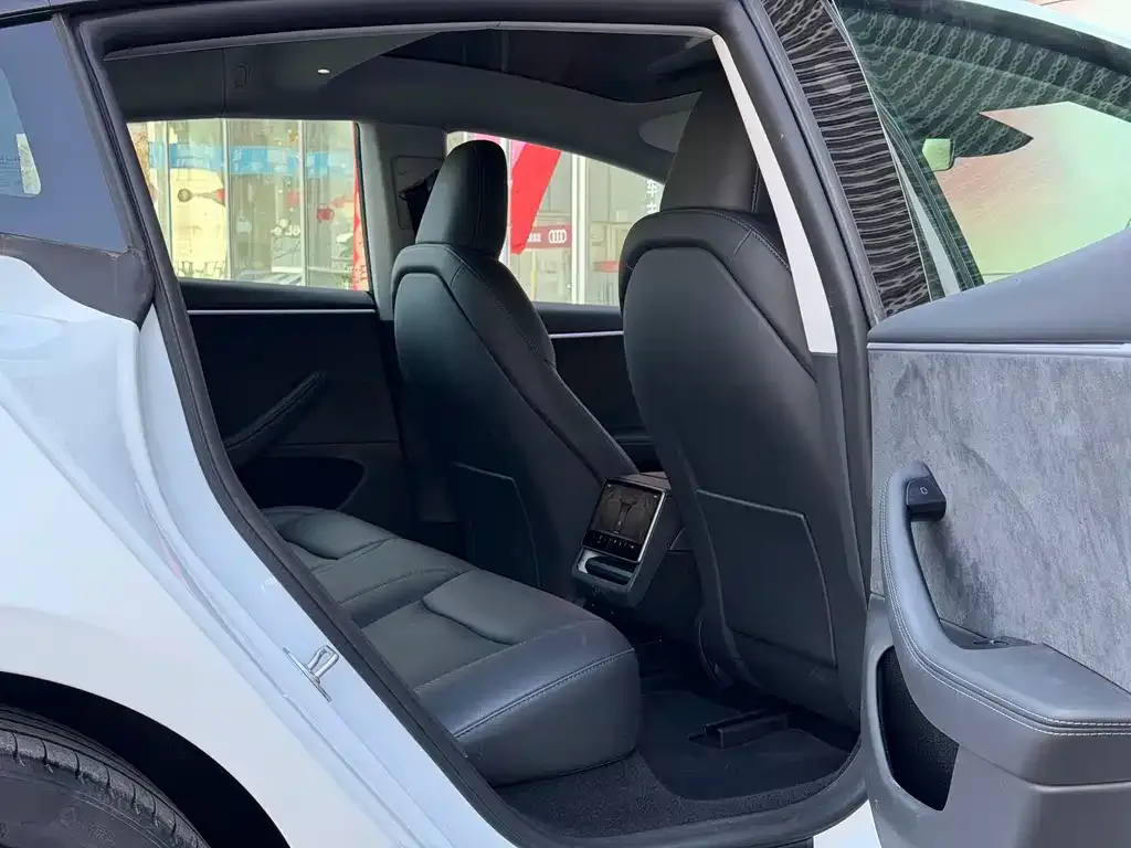 Tesla Model 3 — фото 2