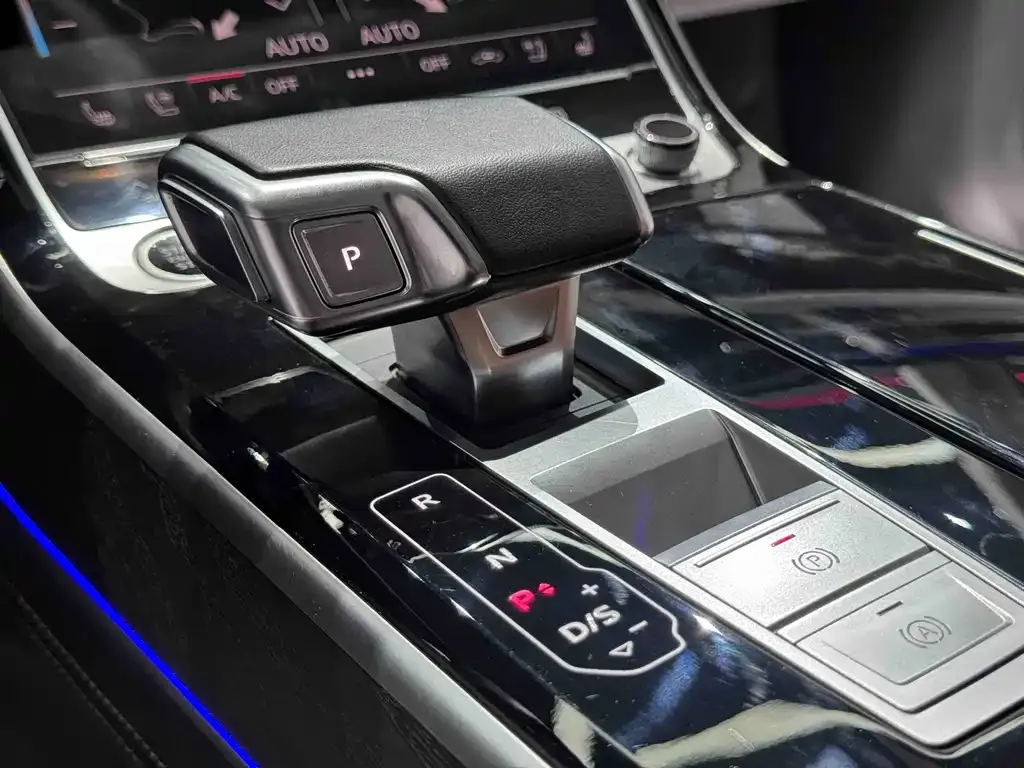 Audi A8 — фото 7