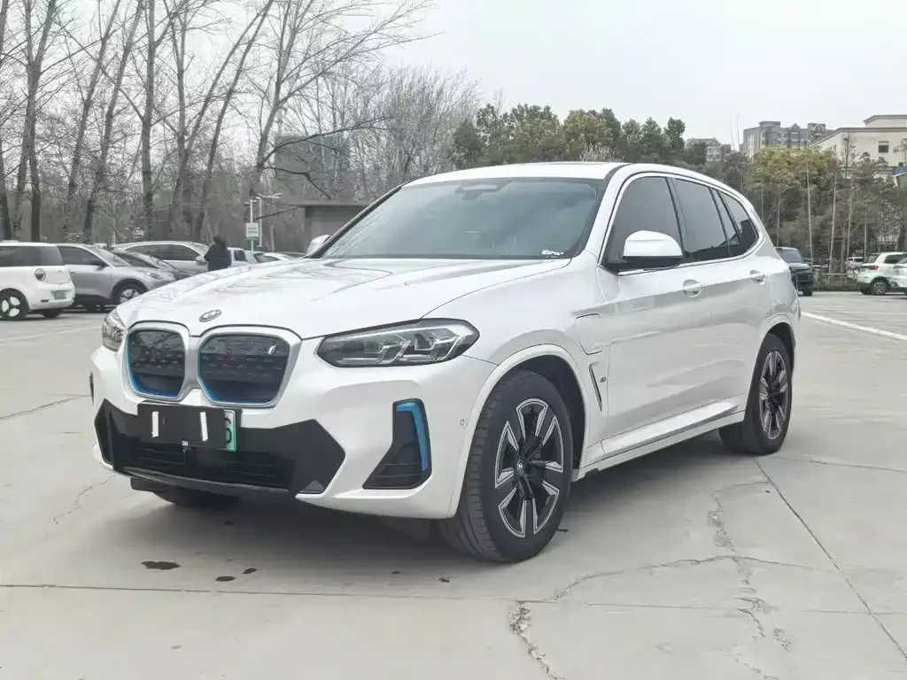 BMW iX3 — фото 1