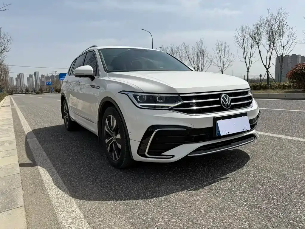 Volkswagen Tiguan L — фото 10