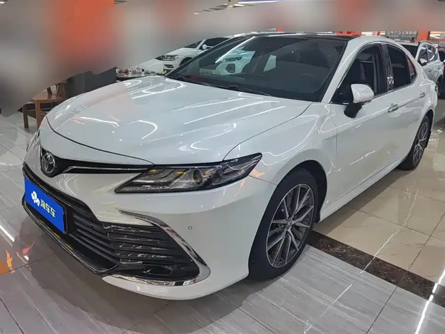 Toyota Camry — фото 1