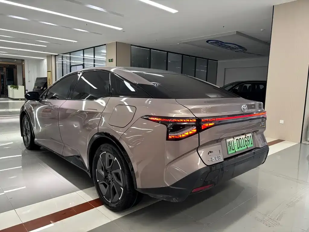 Toyota bZ3 2023 из CN, фото 9