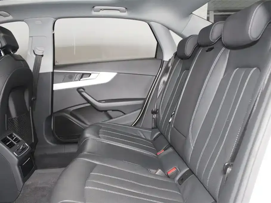 Audi A4L 2021 из CN, фото 2
