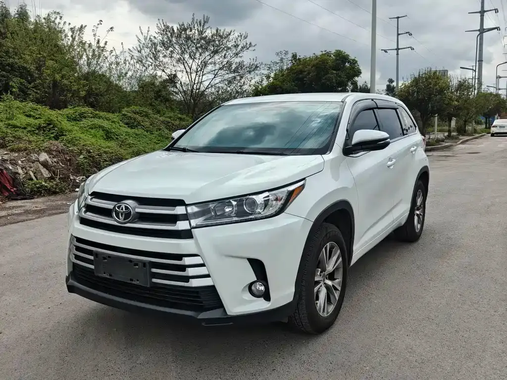 Toyota Highlander — фото 1