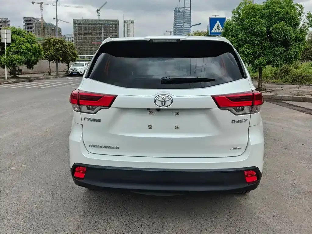 Toyota Highlander — фото 10