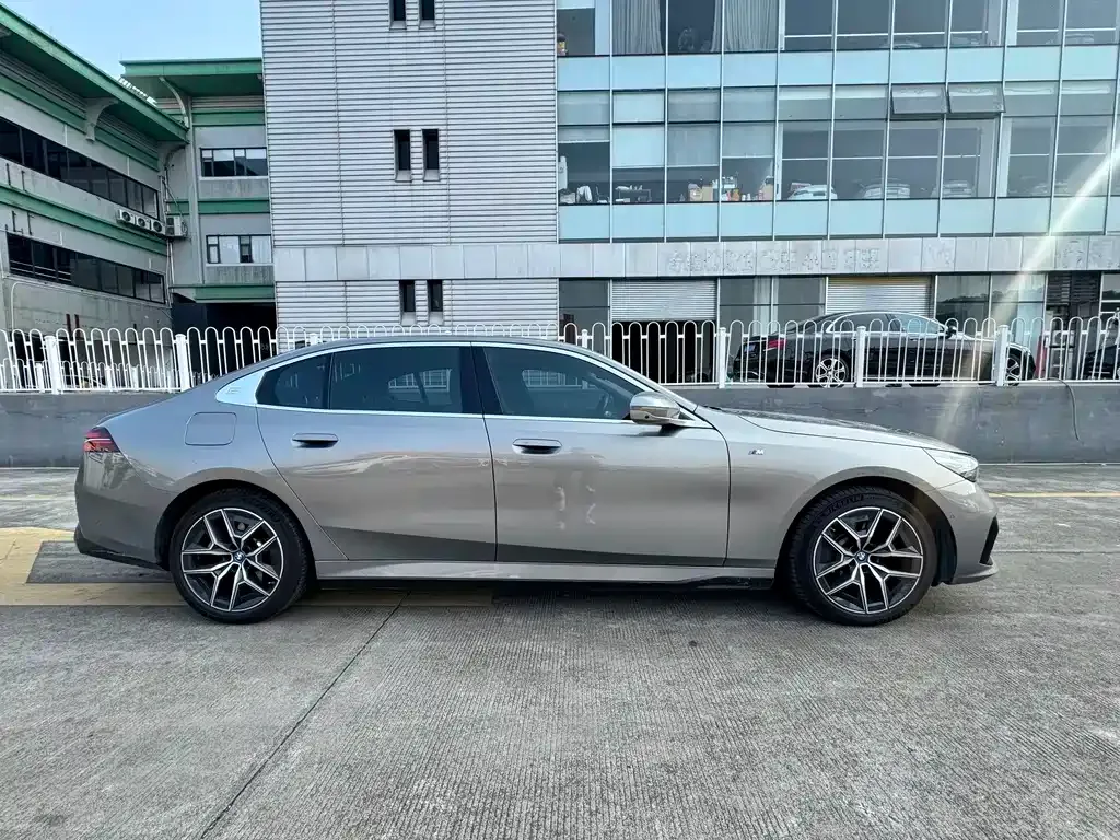 BMW i5 — фото 9