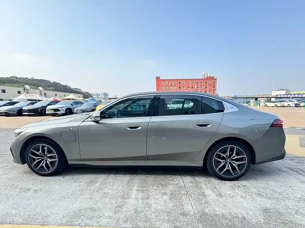 BMW i5 — фото 7