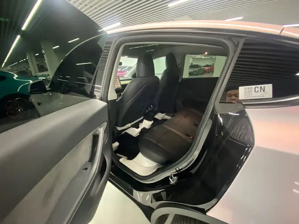 Tesla Model Y — фото 8