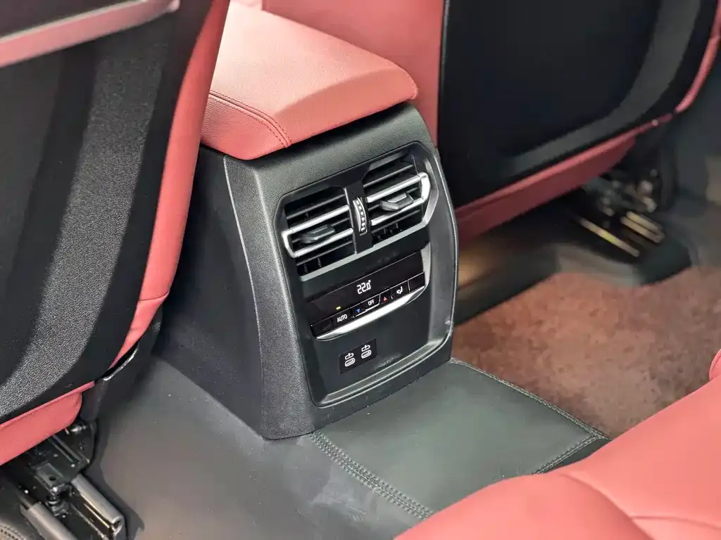 BMW 3 Series 2024 из CN, фото 9