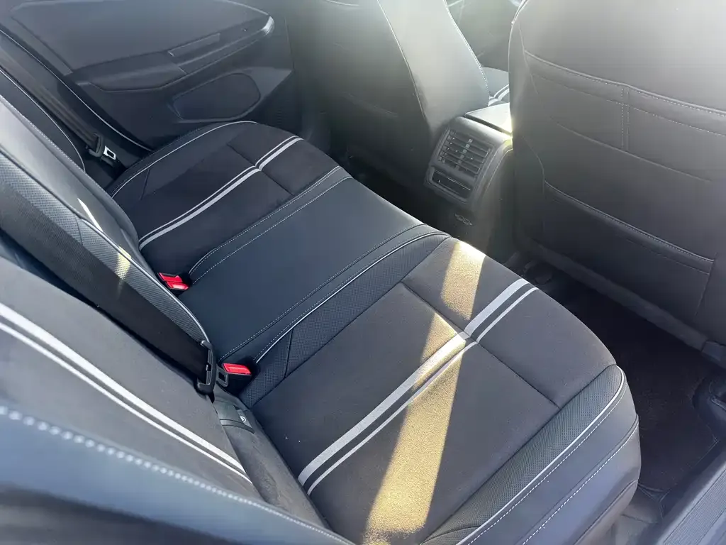 Volkswagen Golf 2023 из CN, фото 4