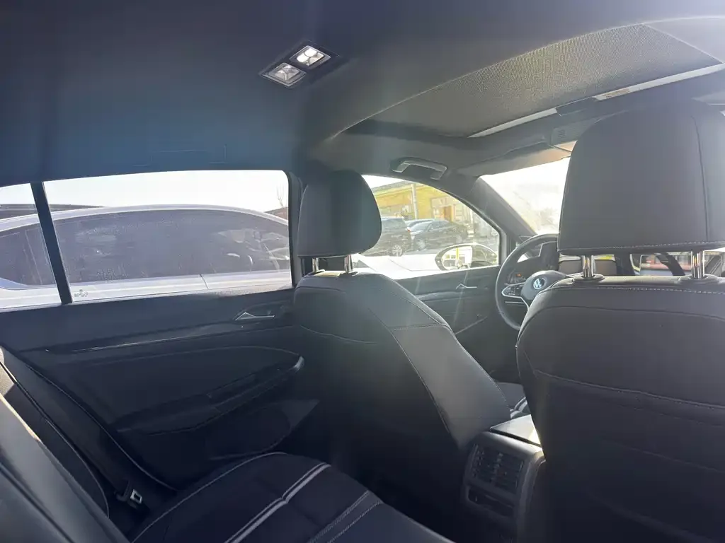 Volkswagen Golf 2023 из CN, фото 3