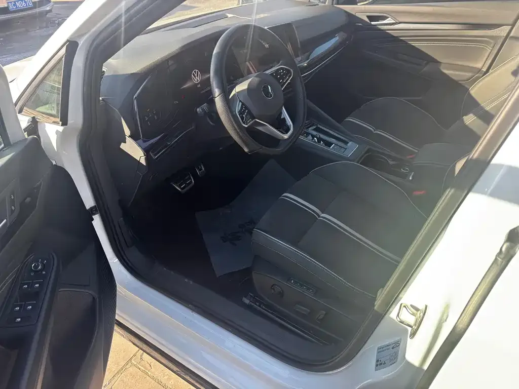Volkswagen Golf 2023 из CN, фото 2