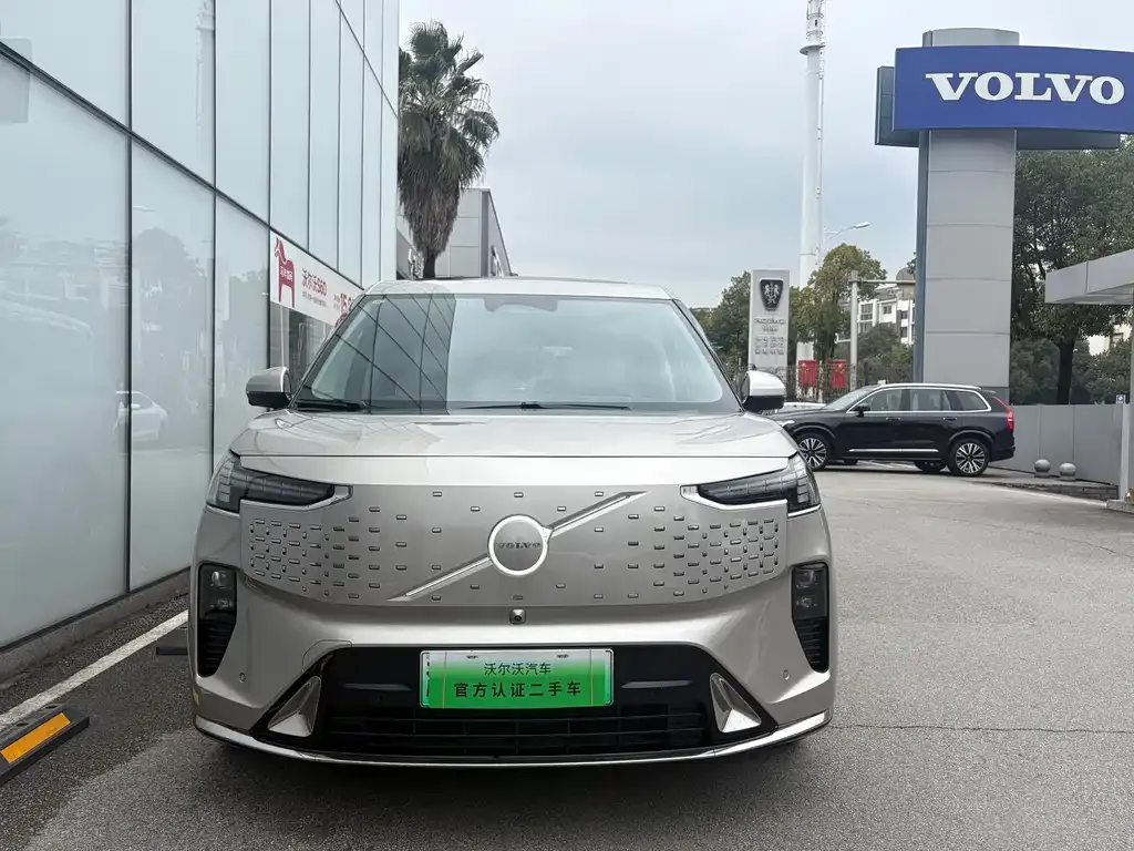 Volvo EM90 2024 из CN, фото 8