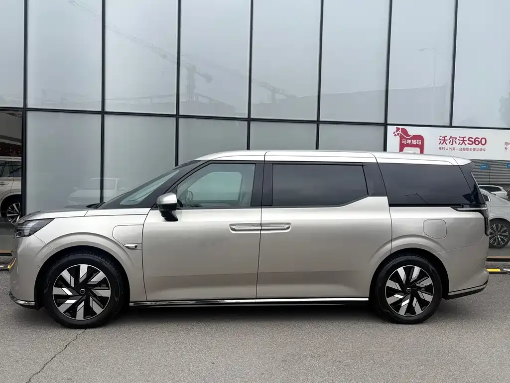 Volvo EM90 2024 из CN, фото 9