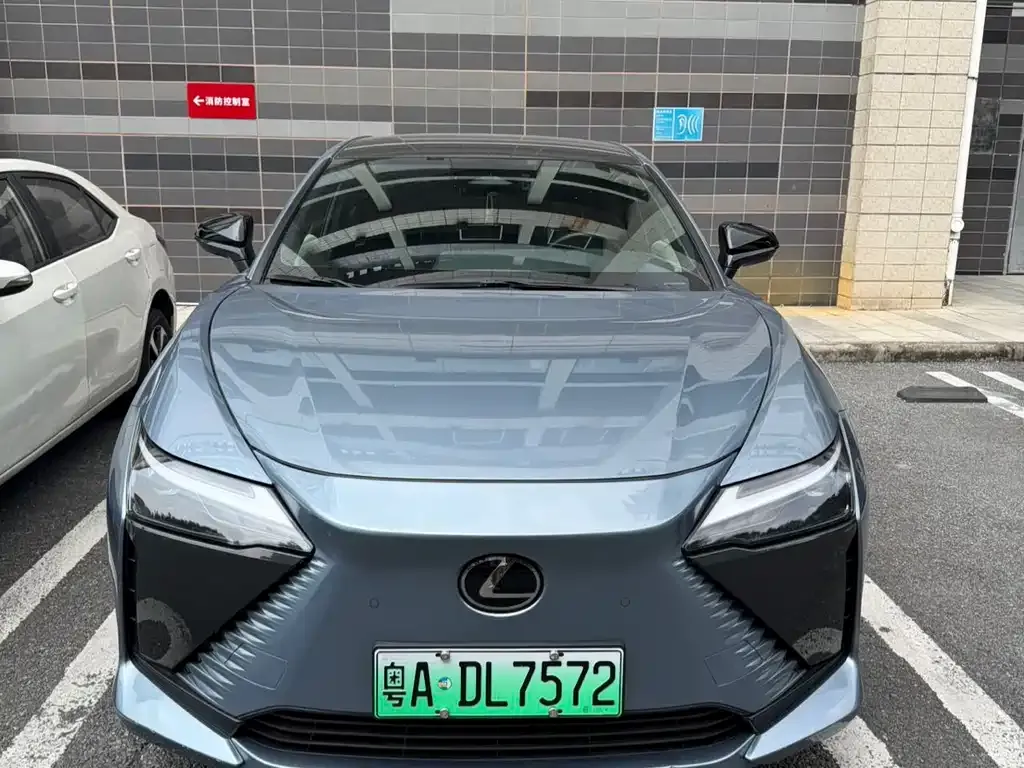 Lexus RZ — фото 1