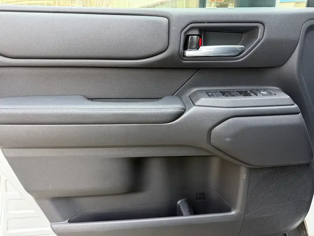 Toyota Prado — фото 10