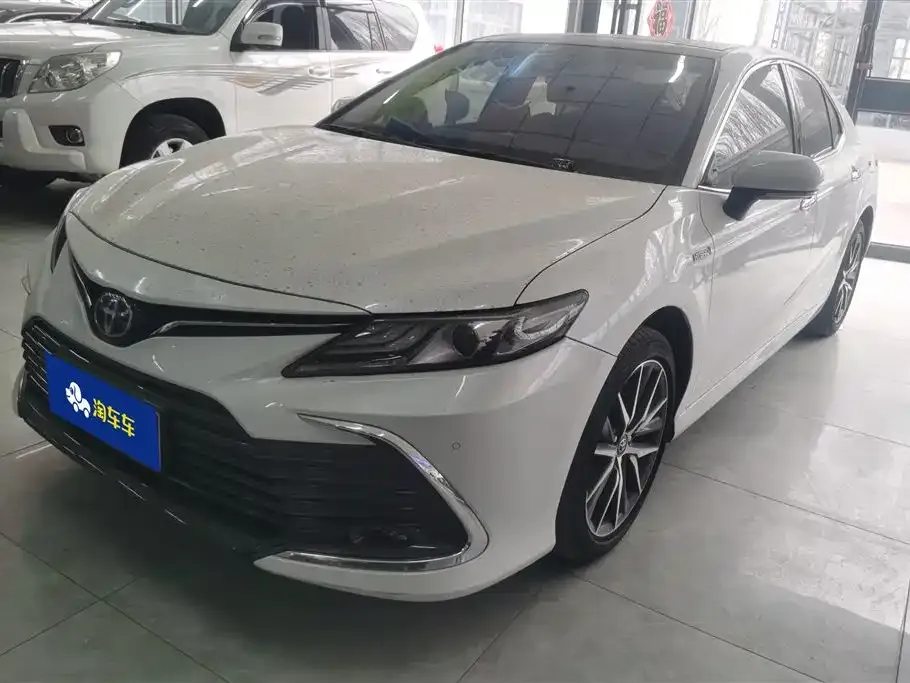 Toyota Camry — фото 1