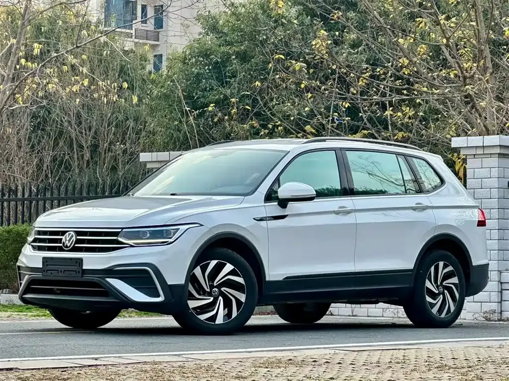 Volkswagen Tiguan L — фото 1