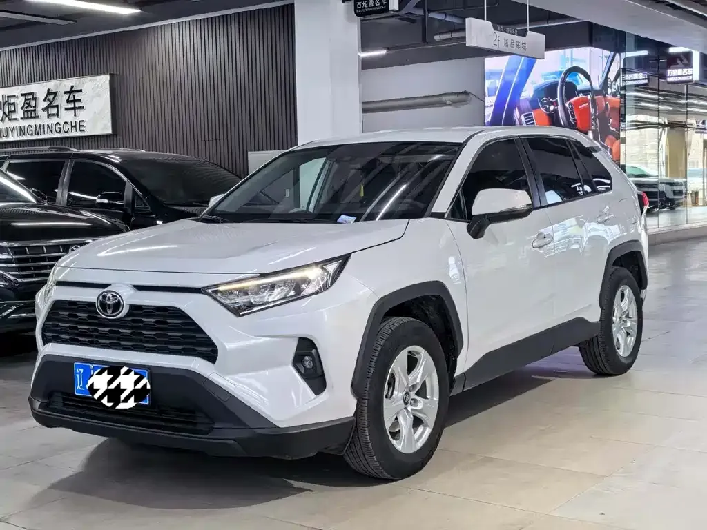 Toyota RAV4 — фото 1
