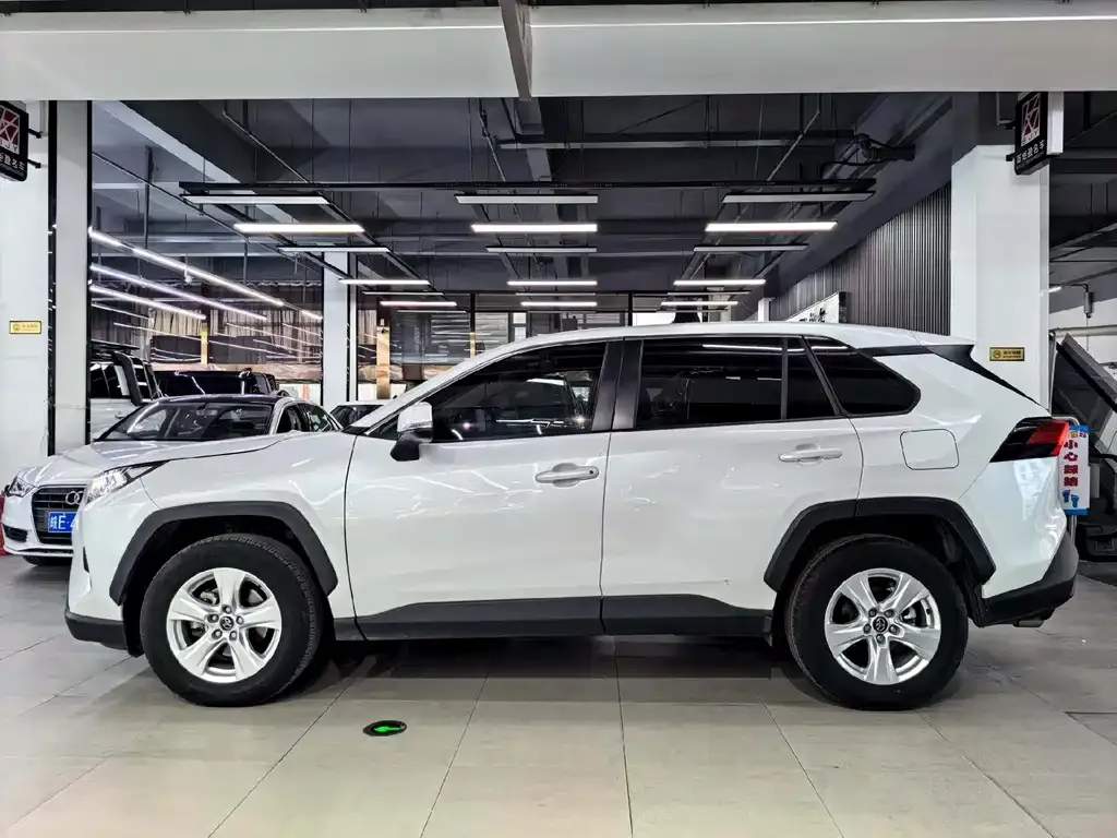 Toyota RAV4 — фото 9