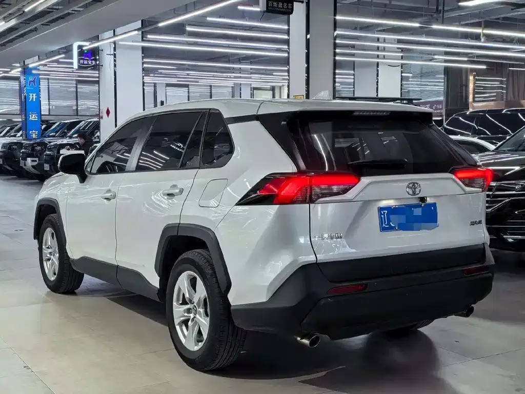 Toyota RAV4 — фото 6