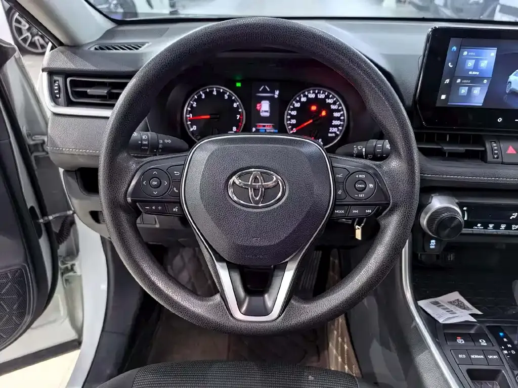 Toyota RAV4 — фото 8