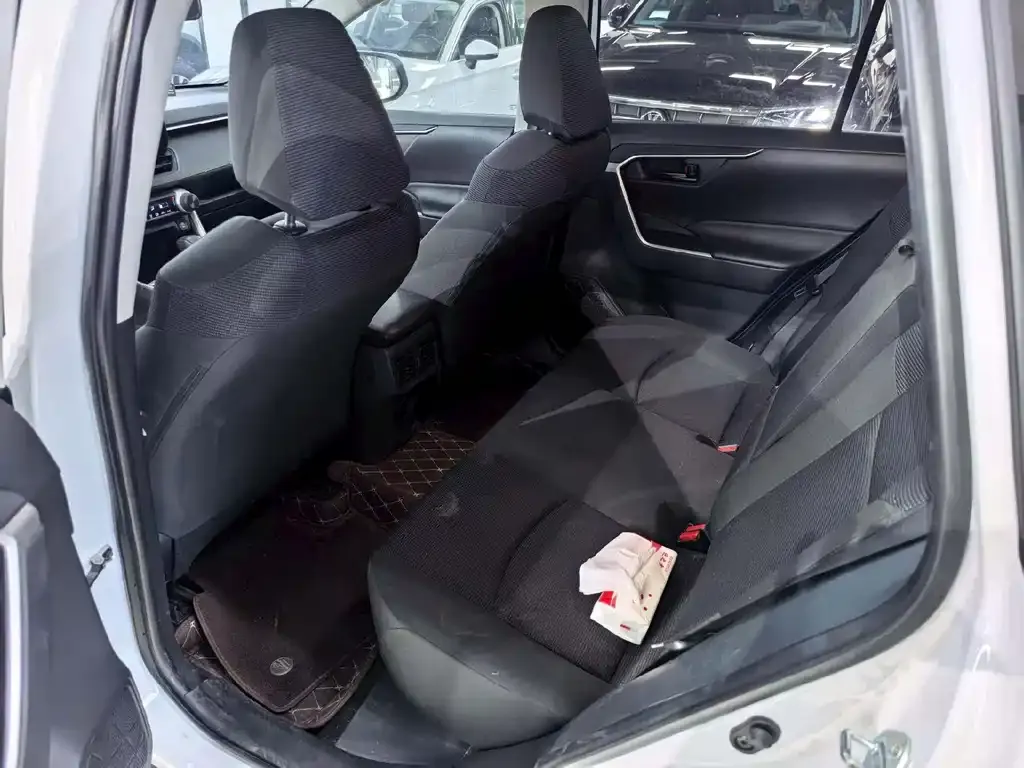 Toyota RAV4 — фото 4