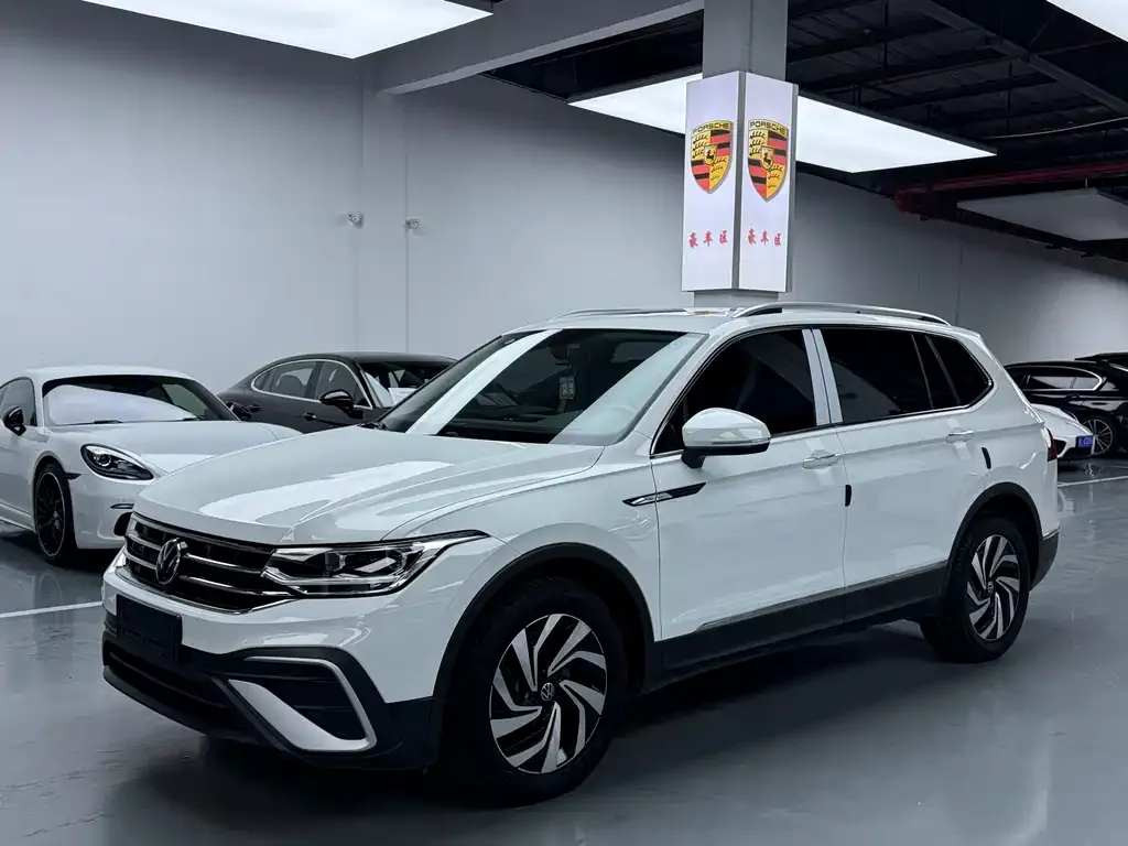 Volkswagen Tiguan L — фото 1