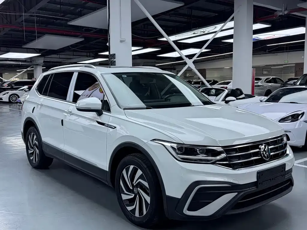 Volkswagen Tiguan L — фото 10