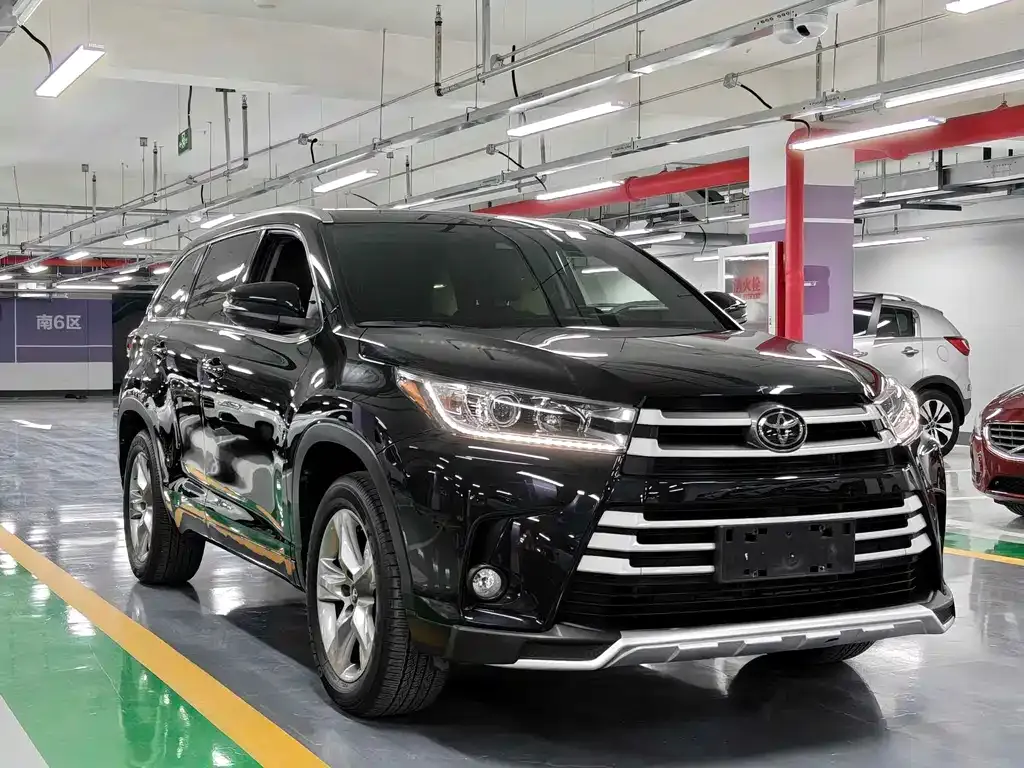 Toyota Highlander — фото 1