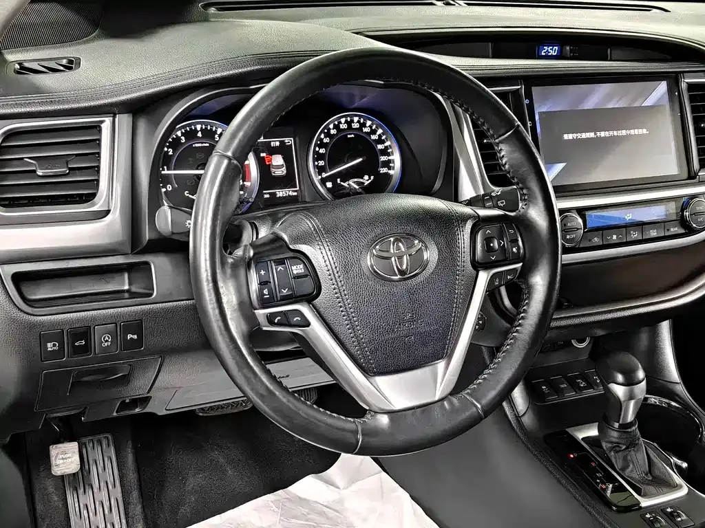 Toyota Highlander — фото 10