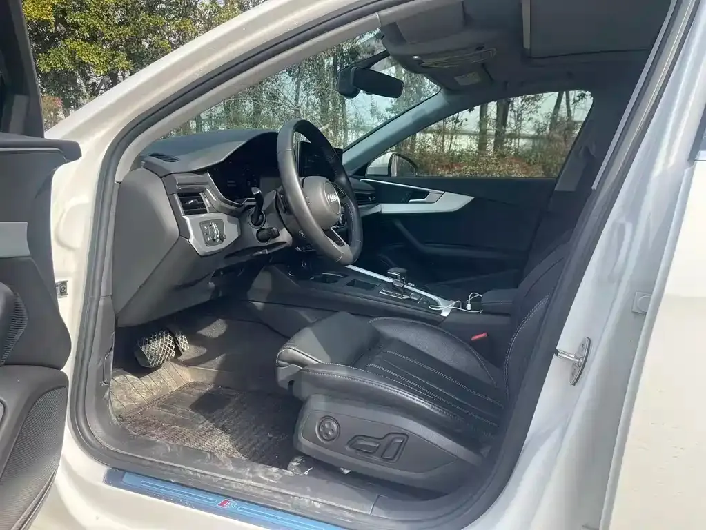 Audi A4L 2021 из CN, фото 8