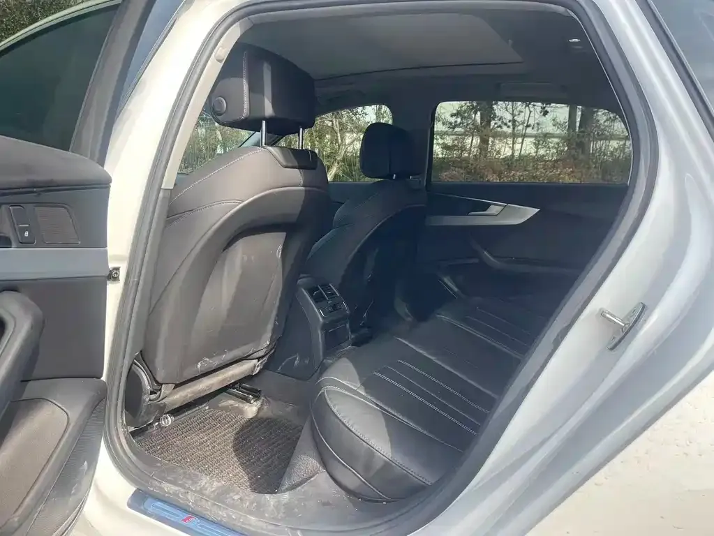 Audi A4L 2021 из CN, фото 2