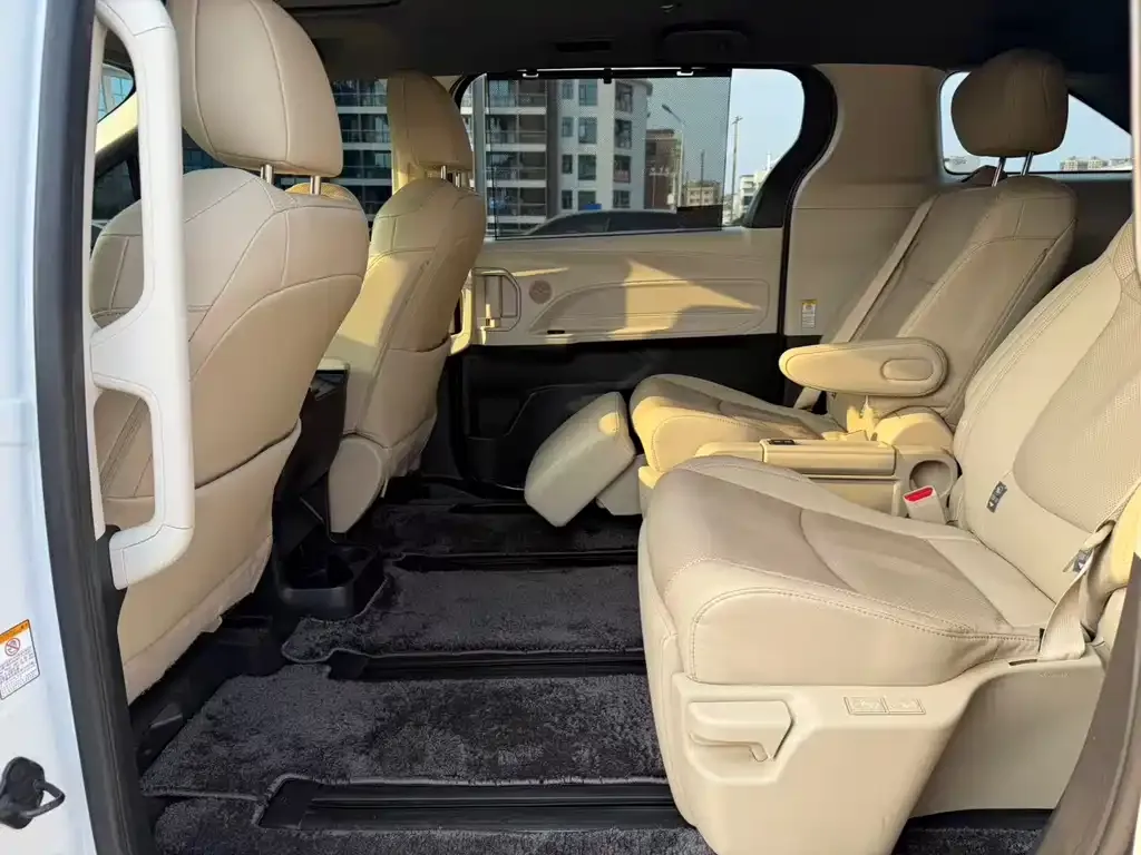 Toyota Sienna 2022 из CN, фото 2