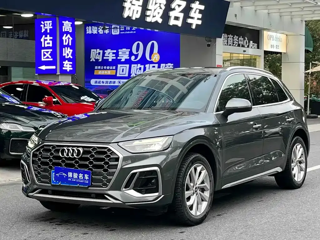 Audi Q5L — фото 1