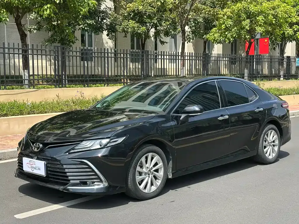 Toyota Camry — фото 1