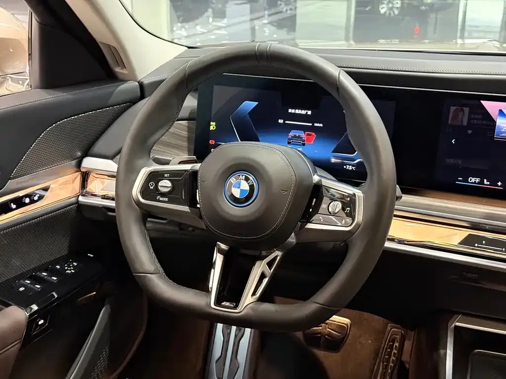 BMW i7 — фото 2