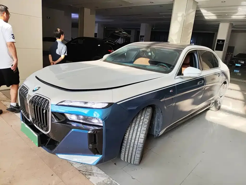 BMW i7 2023 из CN, фото 1
