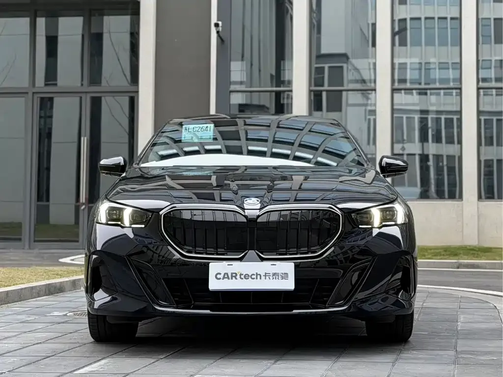 BMW 5 Series 2025 из CN, фото 2