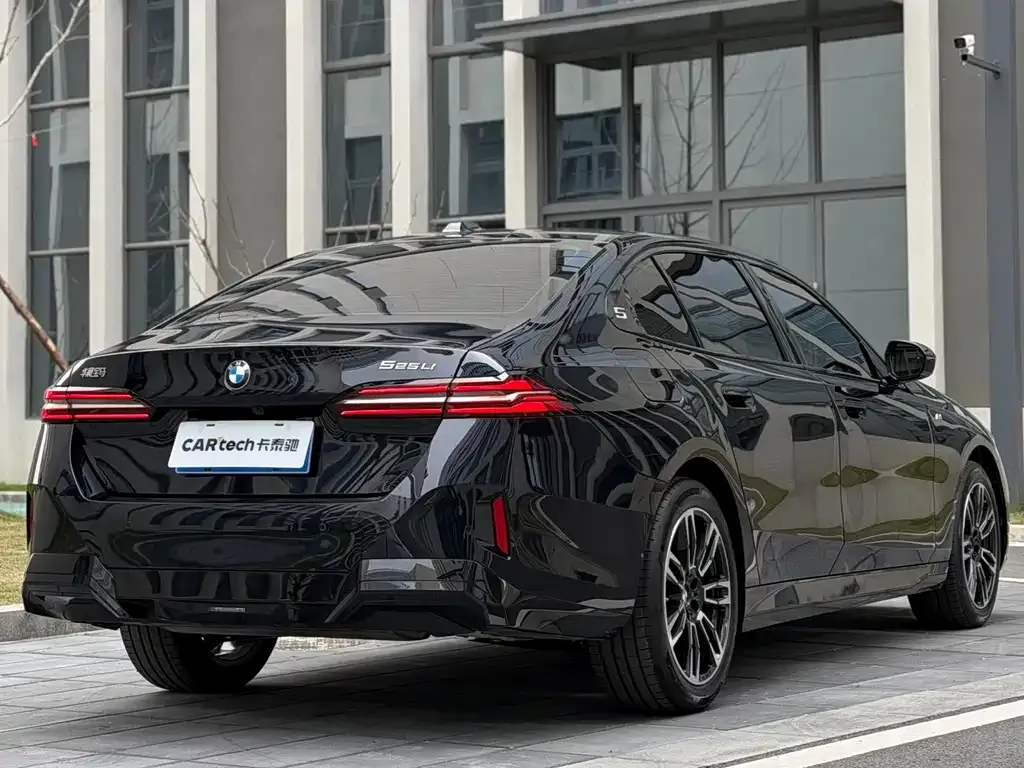 BMW 5 Series 2025 из CN, фото 7