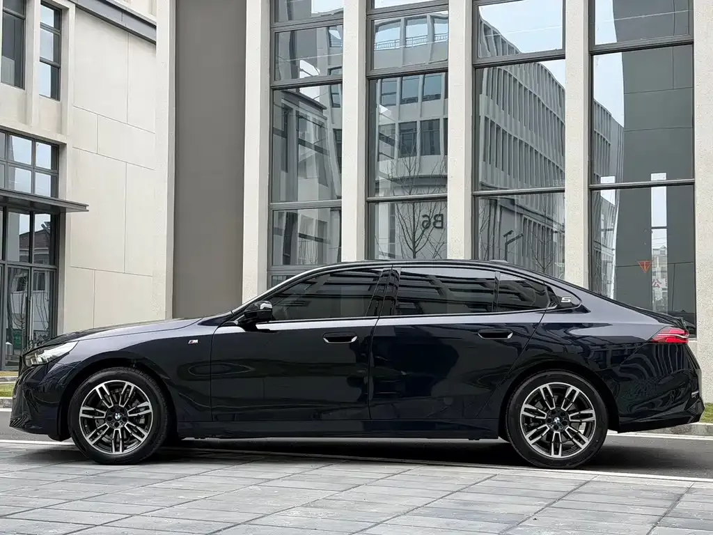 BMW 5 Series 2025 из CN, фото 6