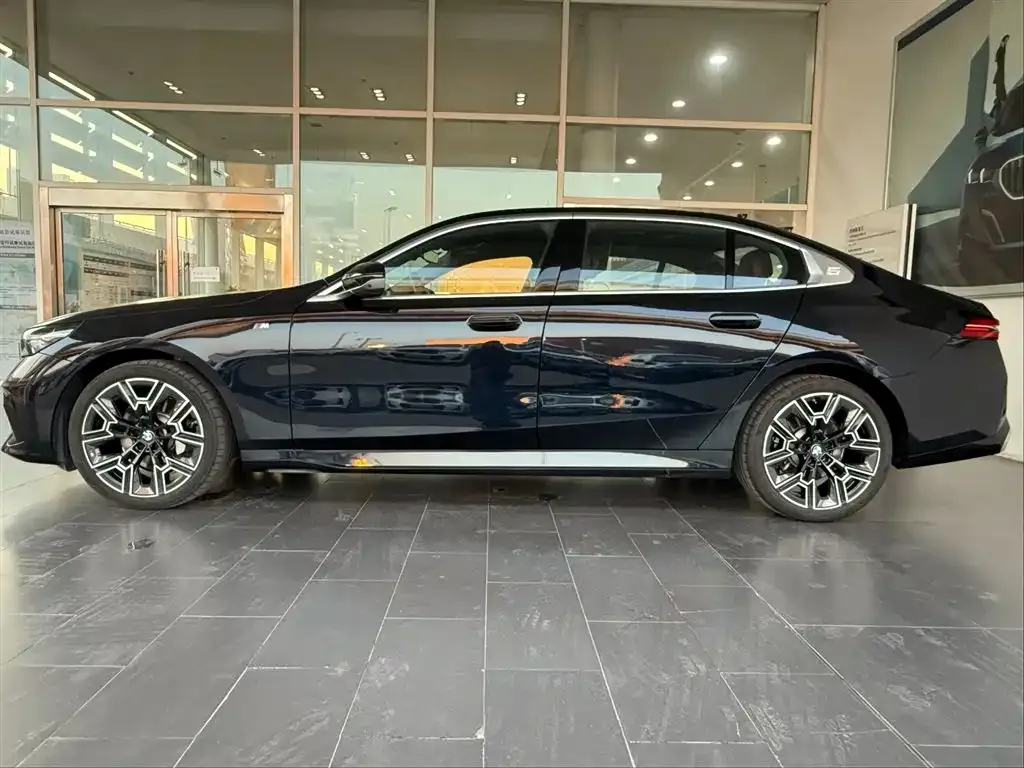 BMW 5 Series 2025 из CN, фото 4