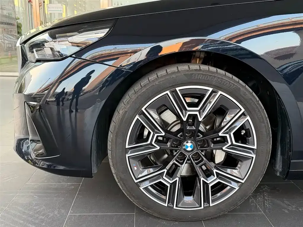 BMW 5 Series 2025 из CN, фото 3