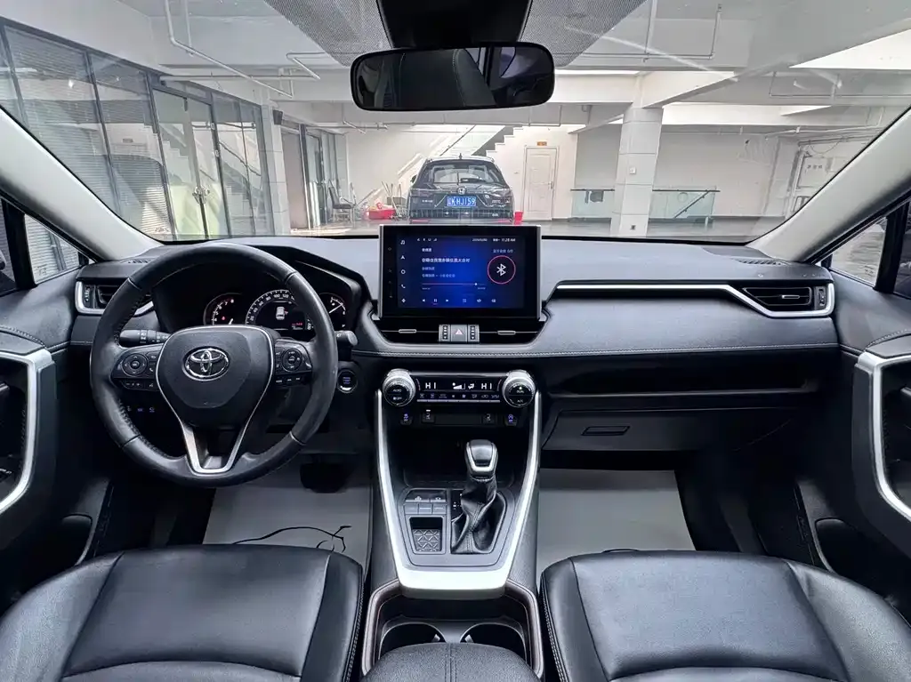 Toyota RAV4 — фото 8