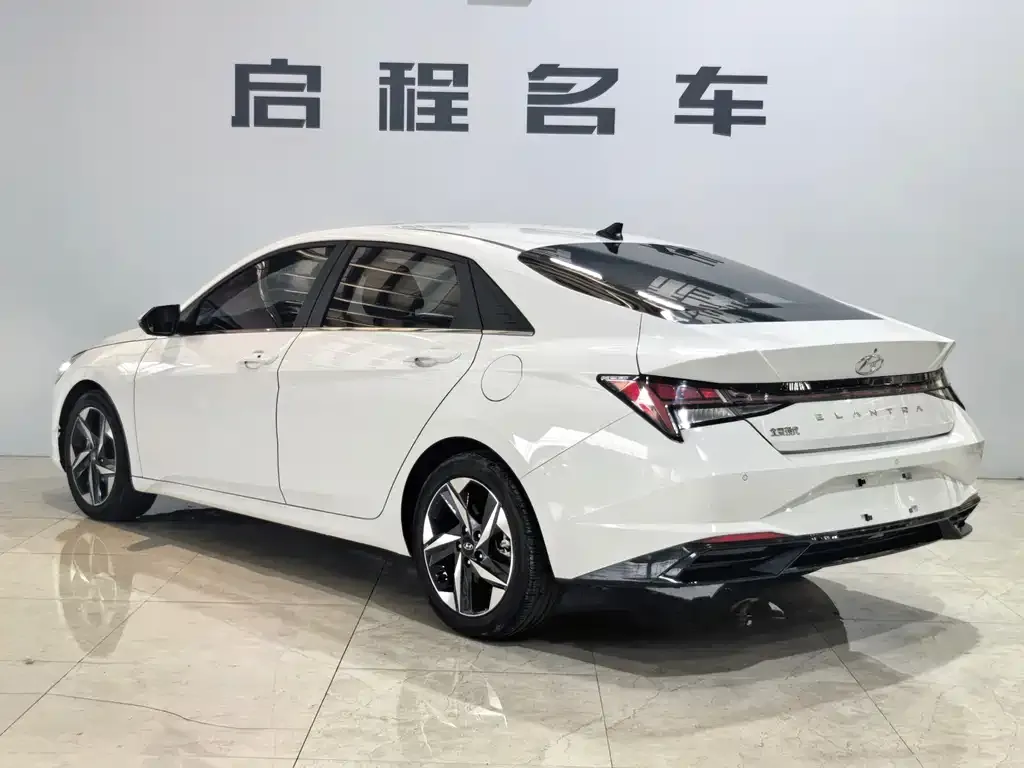 Hyundai Elantra — фото 5