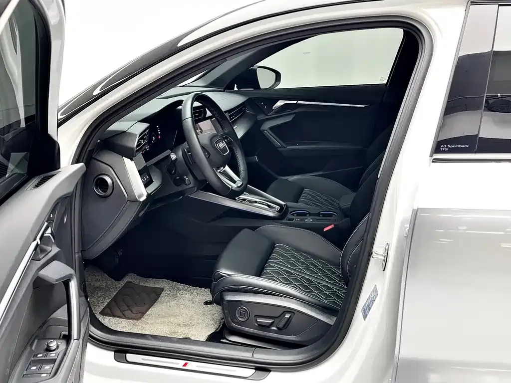 Audi A3 2024 из CN, фото 2